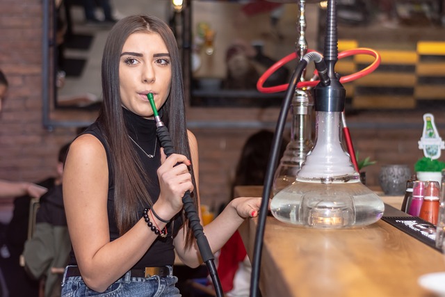 žena kouří vodní dýmku